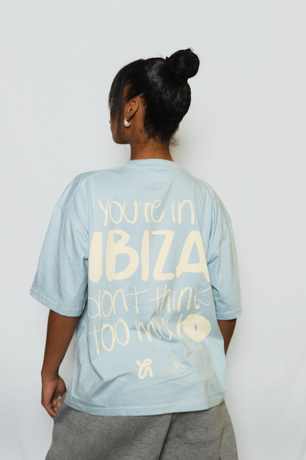 Espalda de la camiseta Overthinker con el estampado «you're in Ibiza, don't think too much»