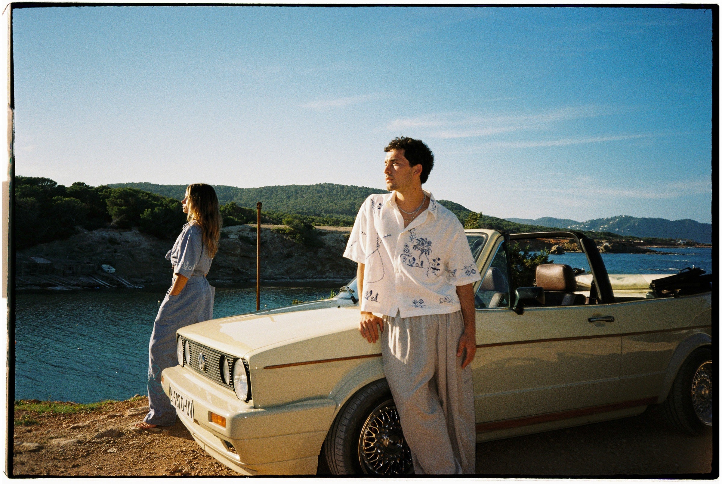 Cala de San Vicente, Ibiza — pareja junto a un Golf cabriolet